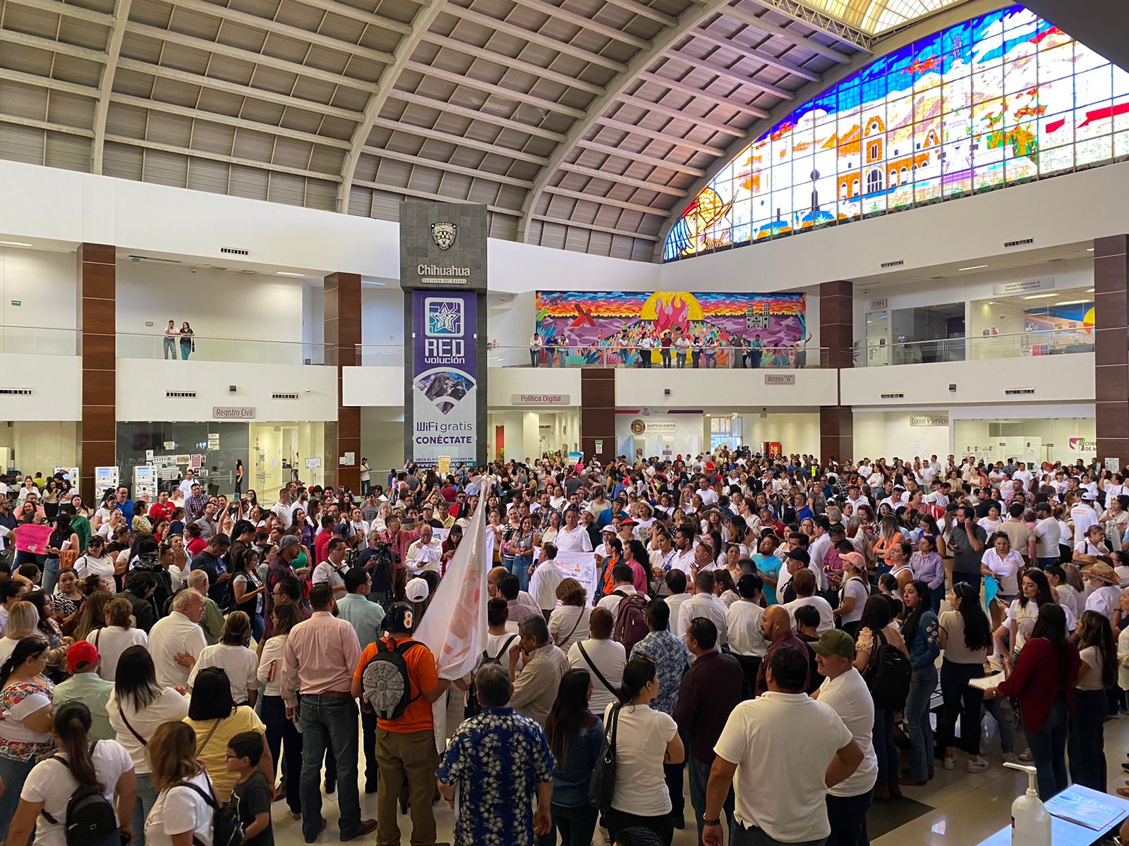 Miles de docentes se manifiestan en Juárez y Chihuahua por la entrega de los Libros de Texto, manifestaciones en todo el estado